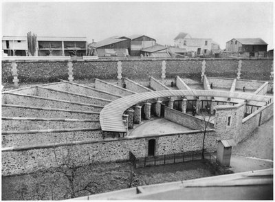 マザス刑務所の散歩道、パリ、1900年頃 作： French Photographer